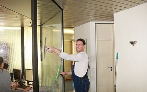 Martin Stittrich bei der Arbeit in Wesbaden - Fenster putzen